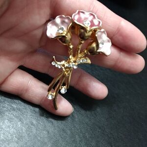 *Sale* Gold tone flower brooch